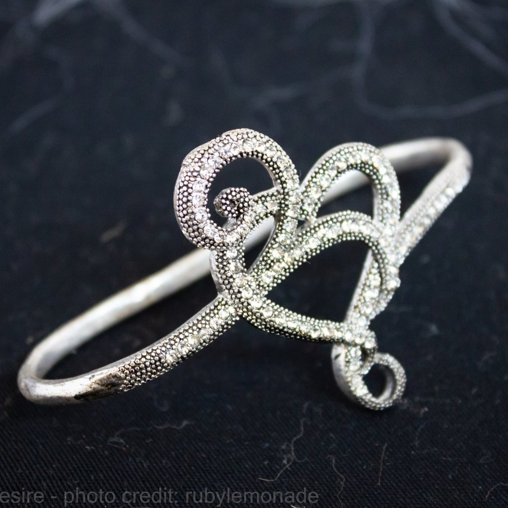 Unique - Jeweled Palm Bracelet